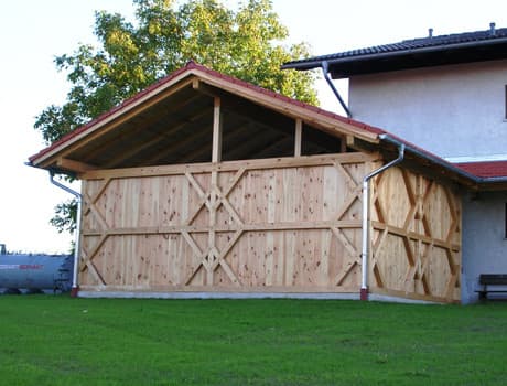 Großer Holz-Unterstand mit Bundwerk-Wand auf privatem Grundstück